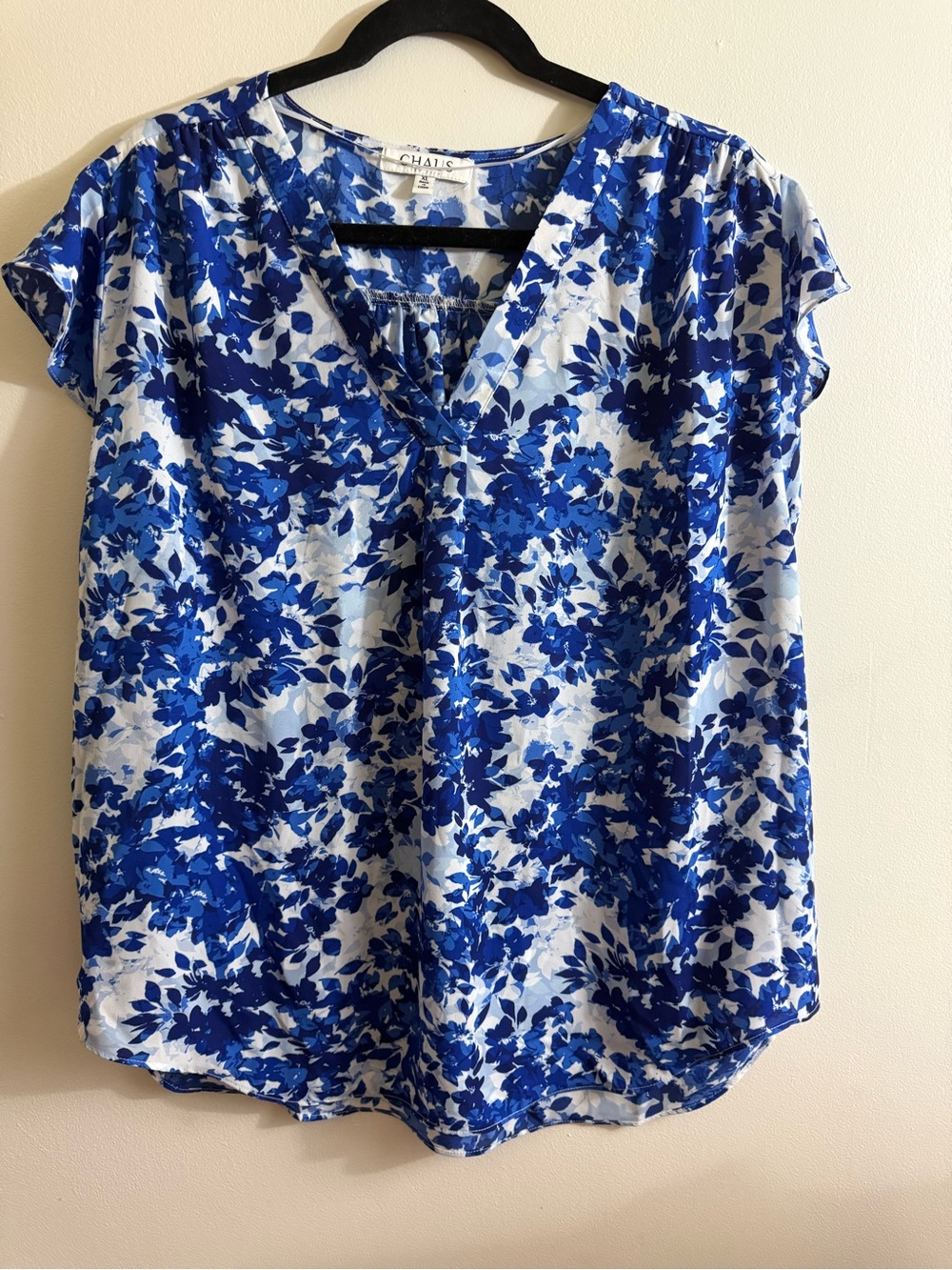 Chaus Blue Floral V‑Neck Short Sleeve Top